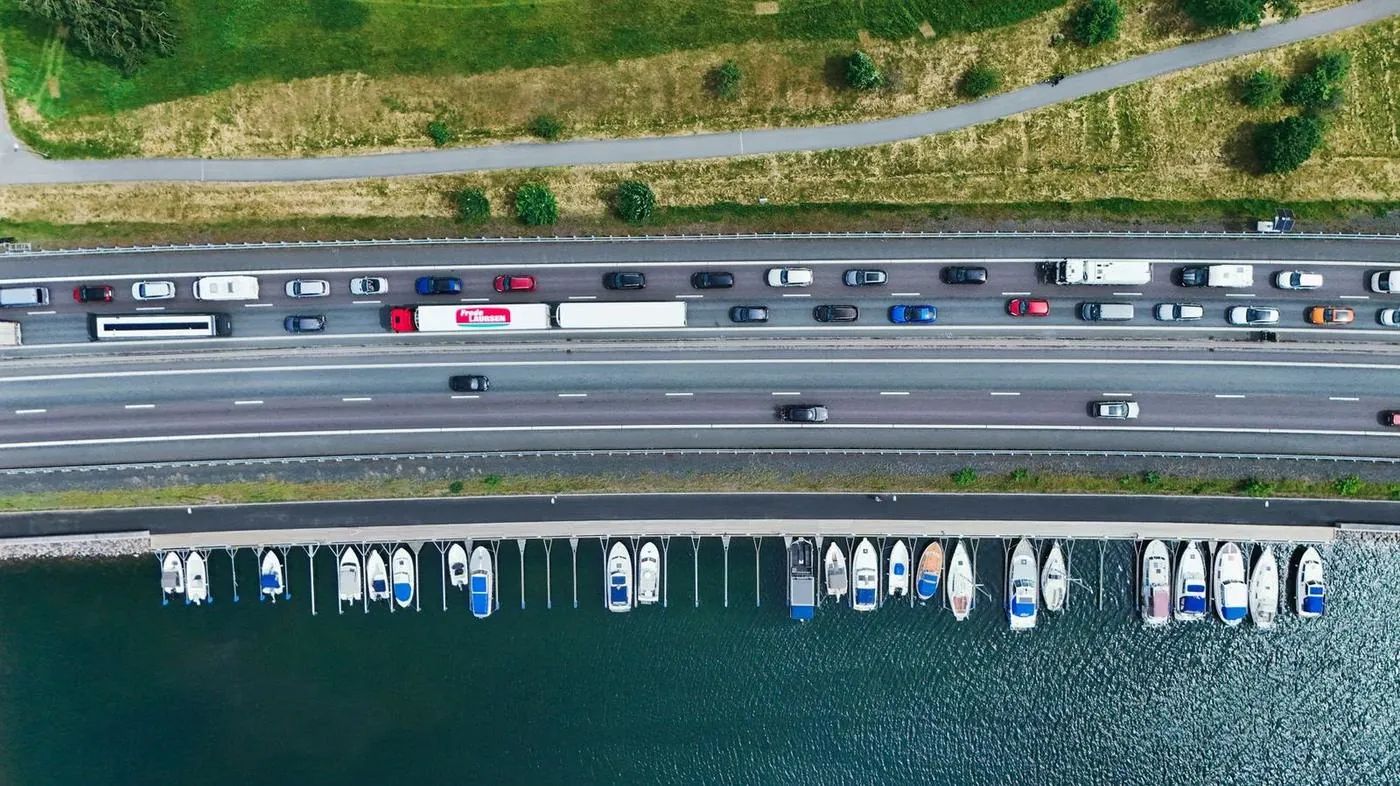 Motorväg och hamn i Jönköping, flygvy